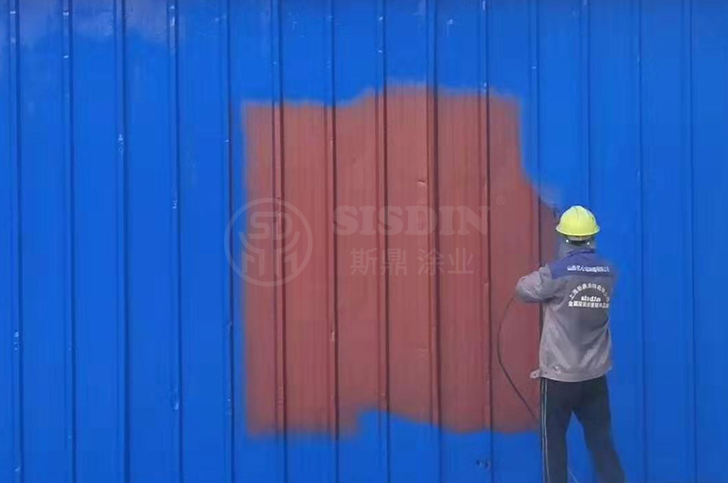 斯鼎一施工人員正在活動板房上面噴涂水性彩鋼瓦翻新專用漆